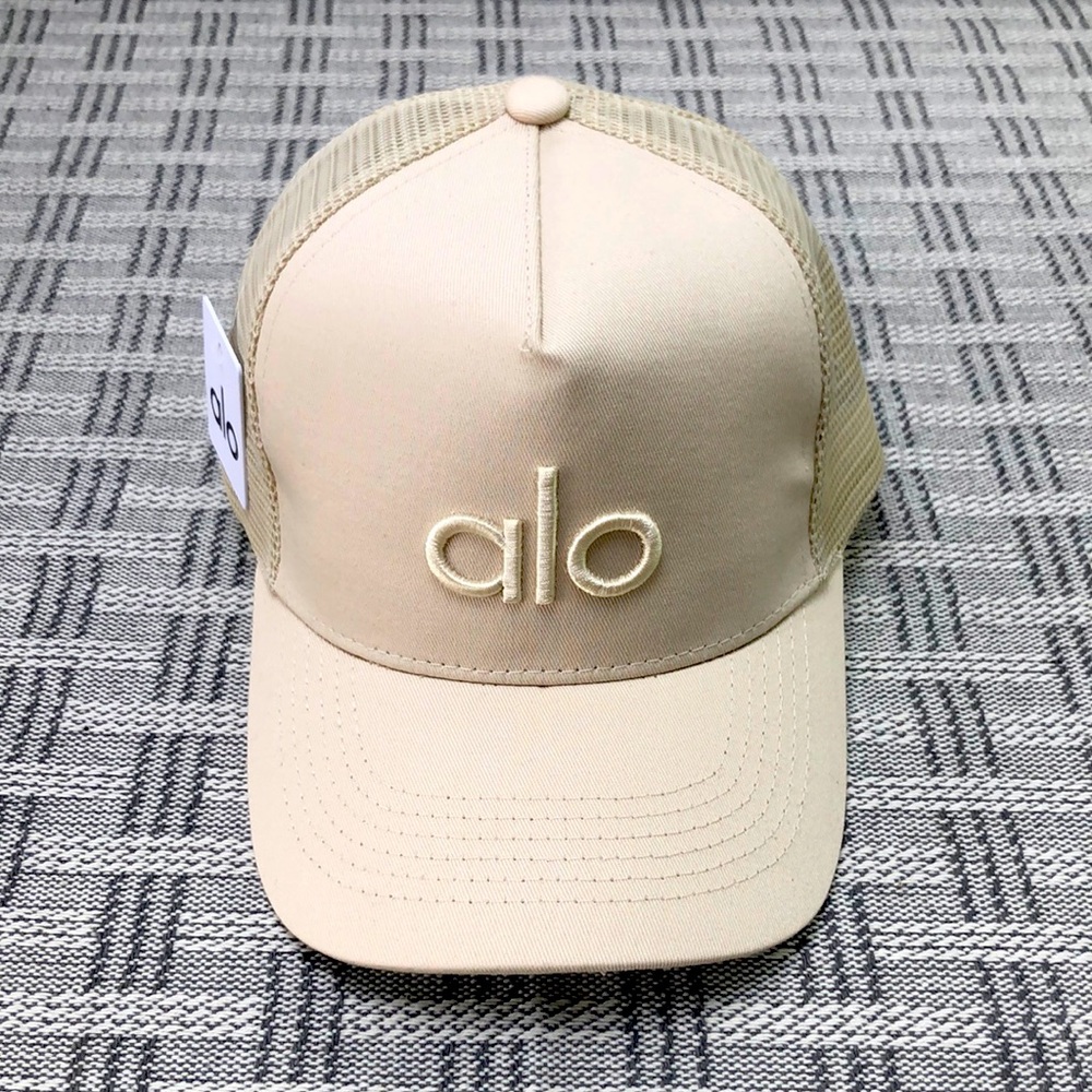 BEST NWT | ALO Yoga casual District Trucker Hat